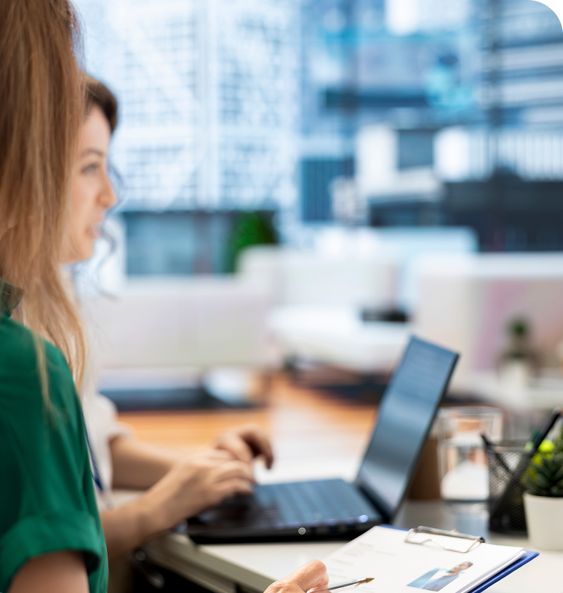 personas trabajando en una oficina